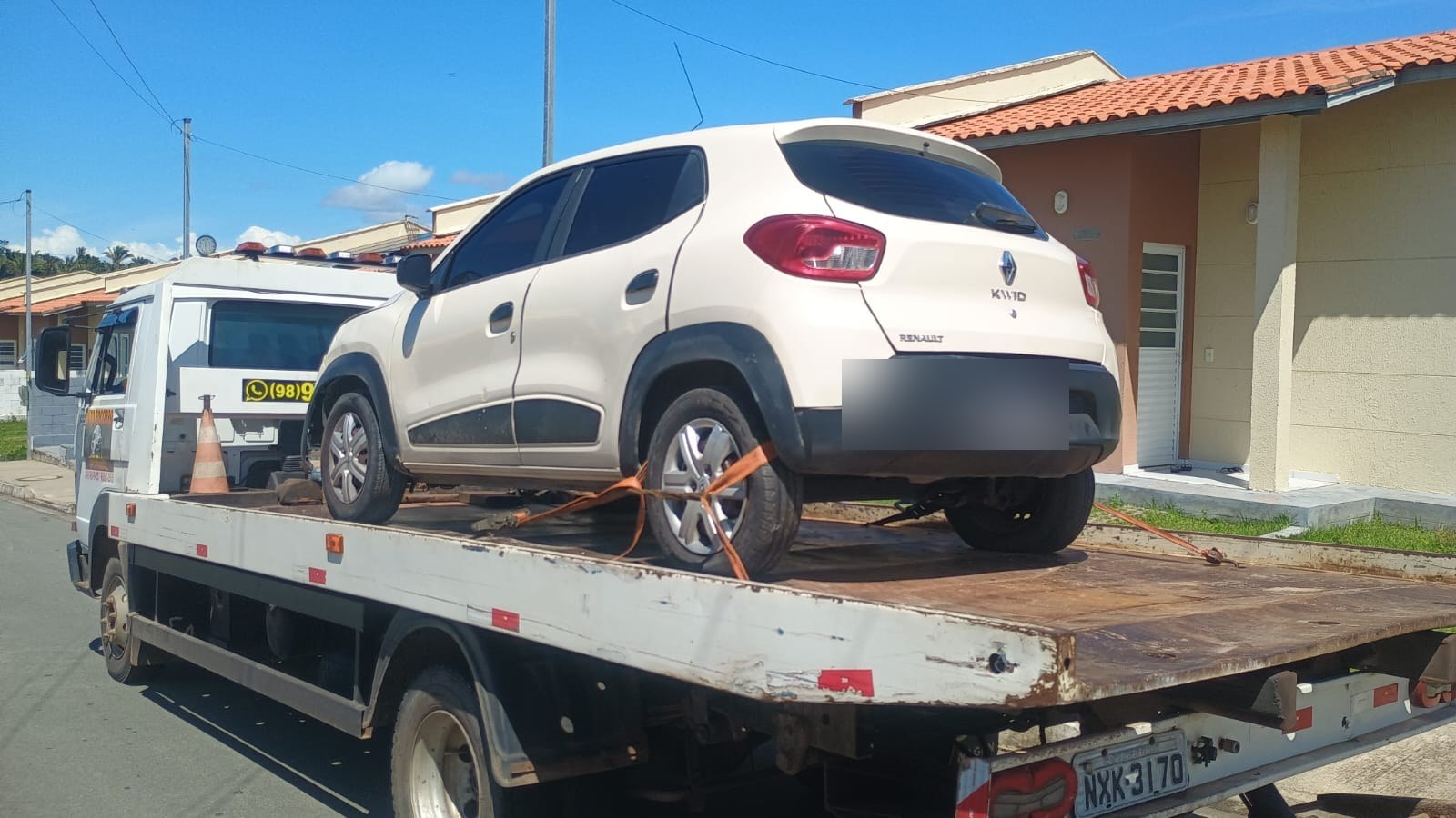 Veículo do associado sendo removido pelo guincho parceiro