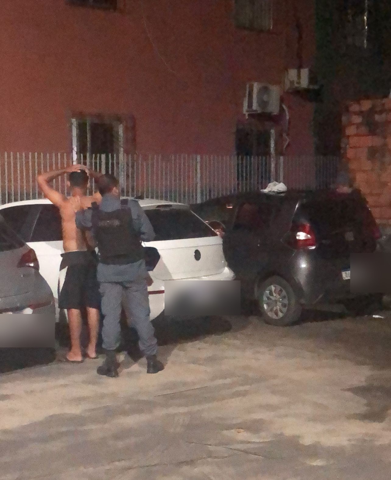 Momento da prisão do criminoso e recuperação do veículo